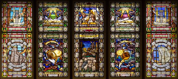David Hillman, 6 middle panels (5712 / 1951-52) & 4 outer panels (5729 / 1968-69), St John's Wood Synagogue, London. David Hillman, 6 middle panels (5712 / 1951-52) & 4 outer panels (5729 / 1968-69), St John's Wood Synagogue, London. | Photo: Peter Hildebrand