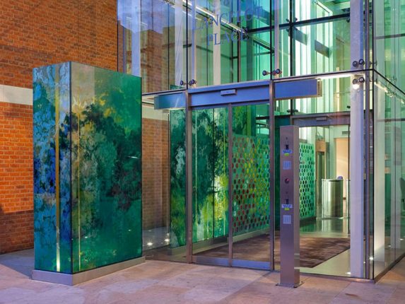 Graham Jones, glass monolith and glass walls, Knightsbridge, London SW7. Graham Jones, glass monolith and glass walls, Knightsbridge, London SW7. | Photo: Graham Jones