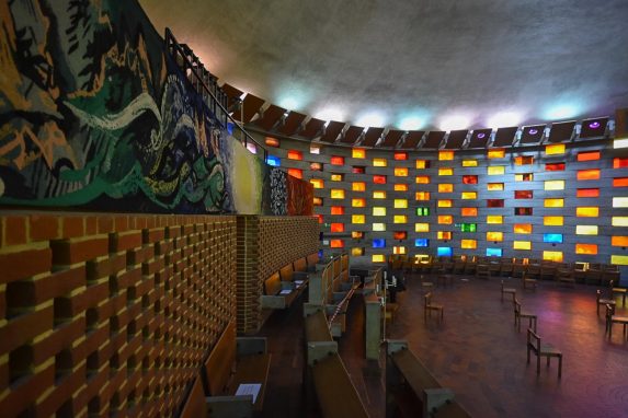 Basil Spence, Upper floor (1966), The Meeting House, University of Sussex. Basil Spence, Upper floor (1966), The Meeting House, University of Sussex. | Photo: Martin Donlin