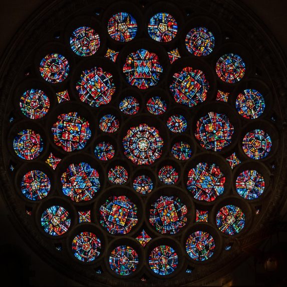 Alan Younger, north transept rose window (1989), St Alban's Cathedral. | Photo: Peter Hildebrand